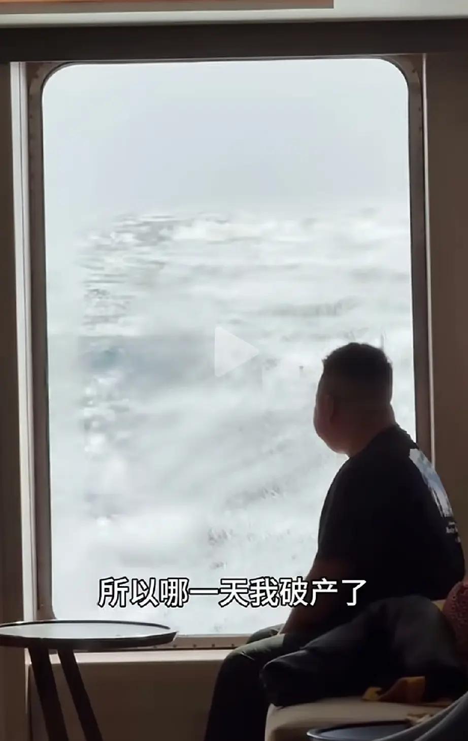 别看蓝战非其貌不扬，但他对金钱的观念还是挺通透的，在有生之年，把挣来的钱都花在自