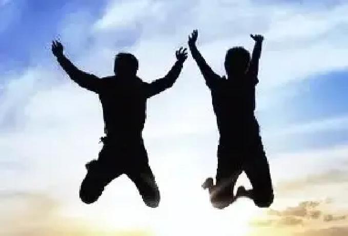 热搜上刷到一条“认真爱过，也坦然分开”的文案，点赞破百万。

不是哪位明星官宣分