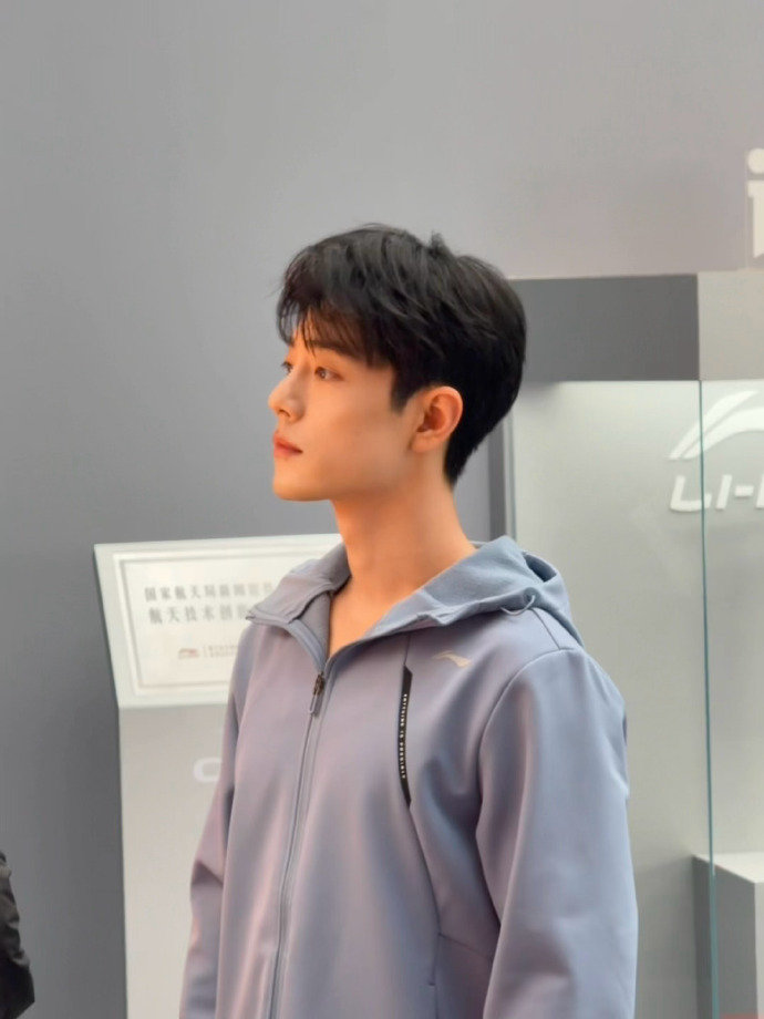 肖战初冬温暖live图 ​​​​肖战初冬温暖live图，午休时刻查收肖战惊喜li