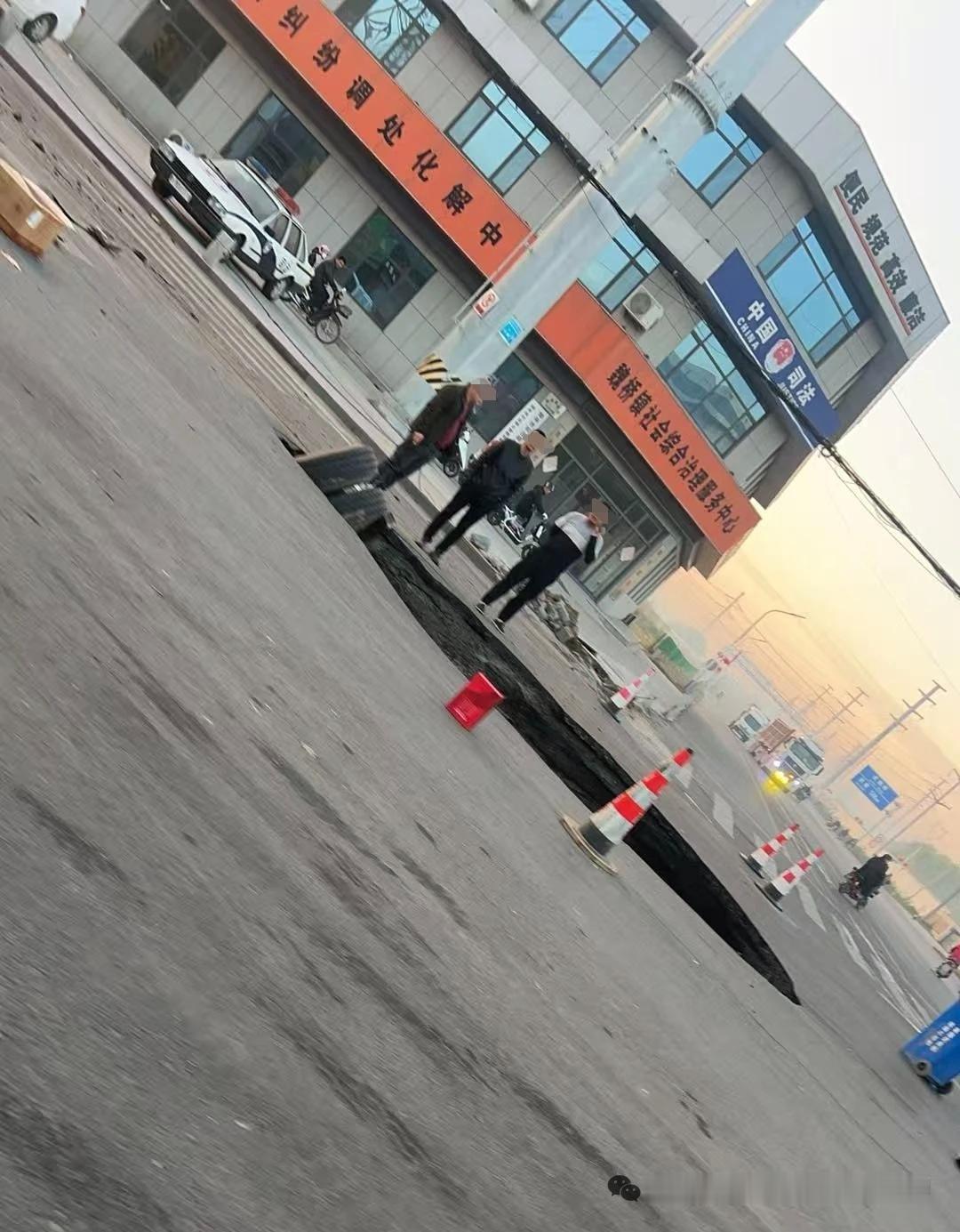 突发！滨州魏桥一路面塌陷，轿车坠坑

11月13日早上，山东滨州，邹平魏桥镇清河