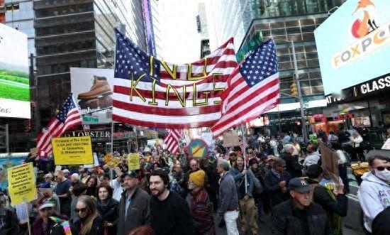 全美“不要国王”抗议浪潮涌动
政府停摆十八天，两党还在吵，医疗补贴没完没了，老百