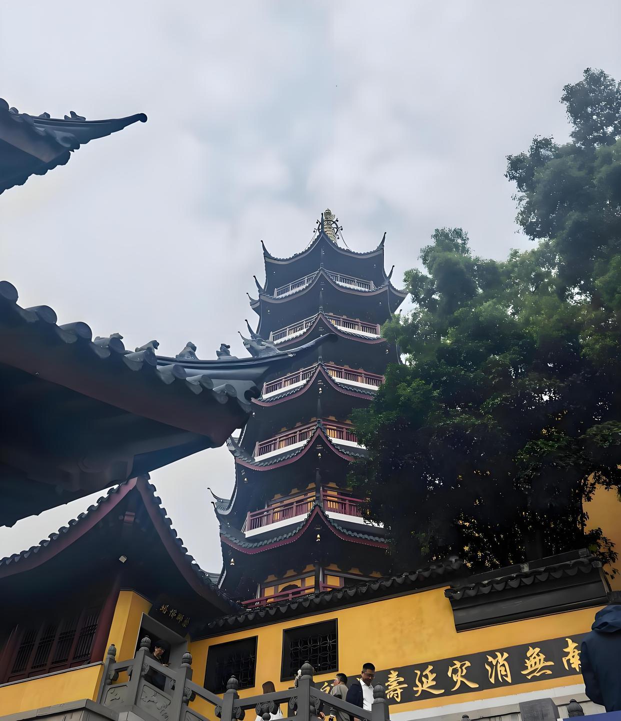民间送礼有讲究，别人送你的东西，这七样尽量不要收：

第一，别人送的锅，尽量不要