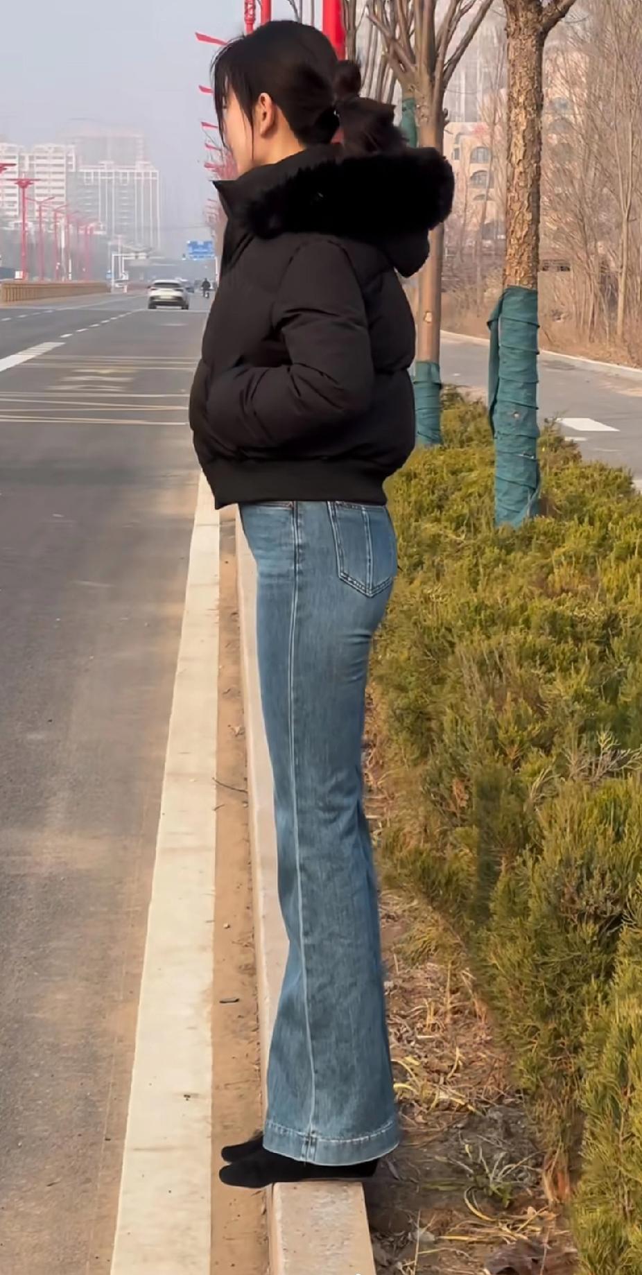 经典牛仔裤想搭得简约又时髦，得看版型选搭配。
铅笔裤适合偏瘦的“竹竿型”身材，配