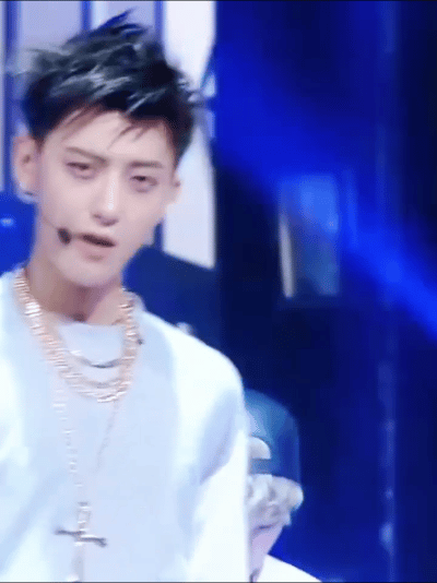 黄子韬为了跨年舞台也是拼了  黄子韬说想要“回到颜值巅峰”，一定要说到做到啊，已