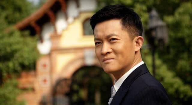 想找杨志刚拍戏，片酬什么的都好说，只有一个条件必须答应，那就是得带上杨志刚的老婆