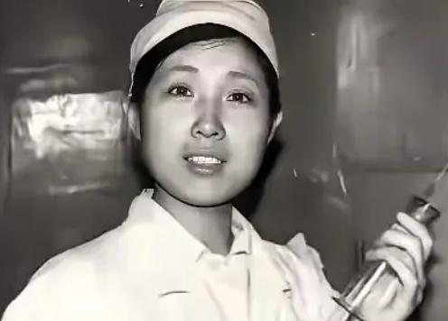 1989年的齐齐哈尔，初冬的寒气像钢针一样往骨缝里钻。19岁的年轻护士李晶莉刚交