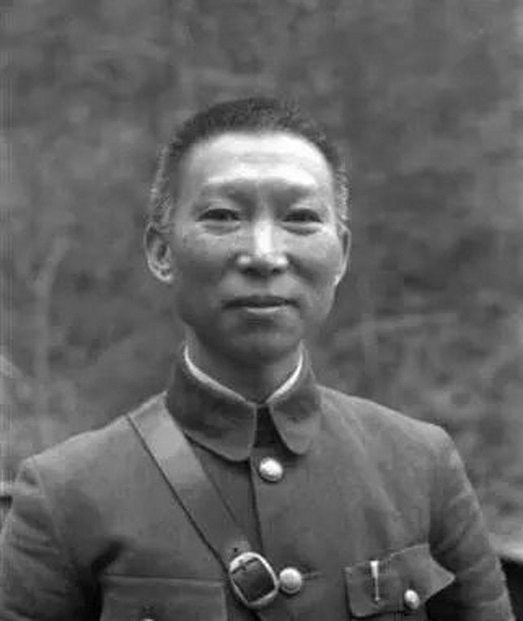 1950年海南岛决战，解放军一个师弹尽粮绝，被国民党军5个师反向包围，指挥所人员