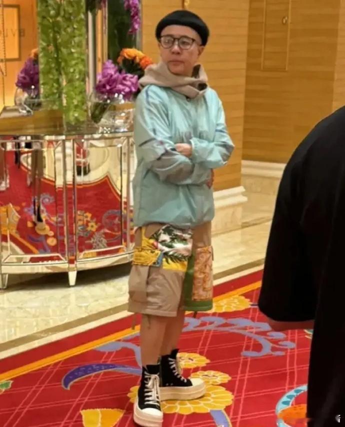 网友澳门偶遇金龟子，一身装扮不仔细看还以为是小朋友，金龟子姐姐真的是童心未泯啊！