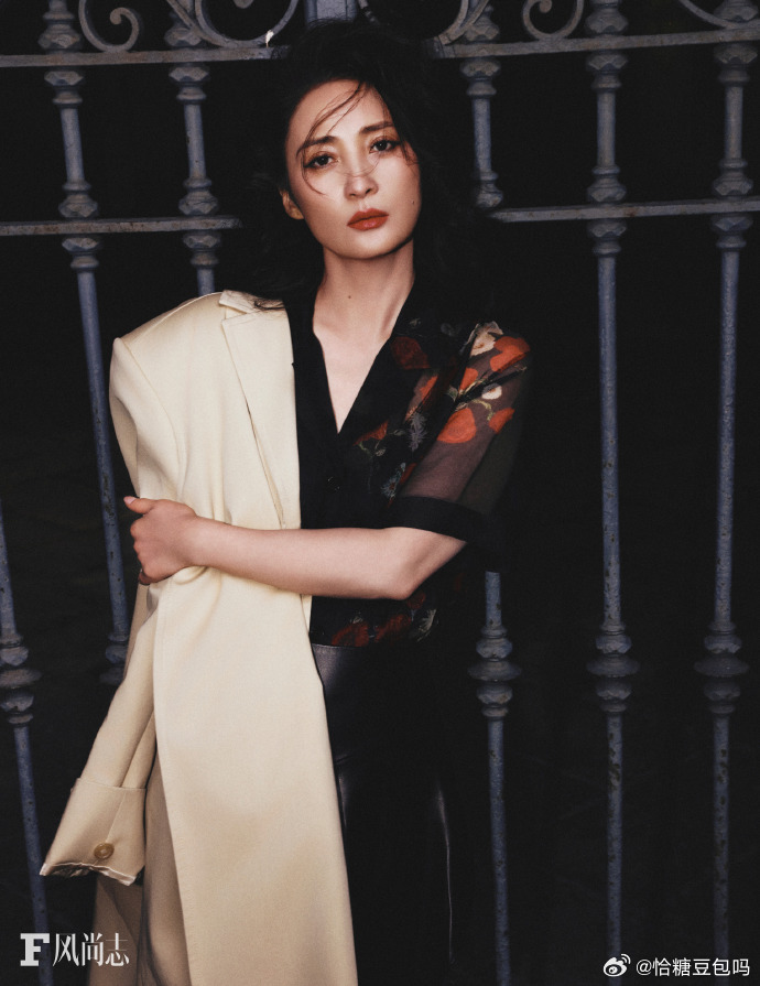 蒋勤勤酷飒风高智感没有浓妆艳抹，没有夸张造型，蒋勤勤仅凭简约穿搭与沉稳神态，就把