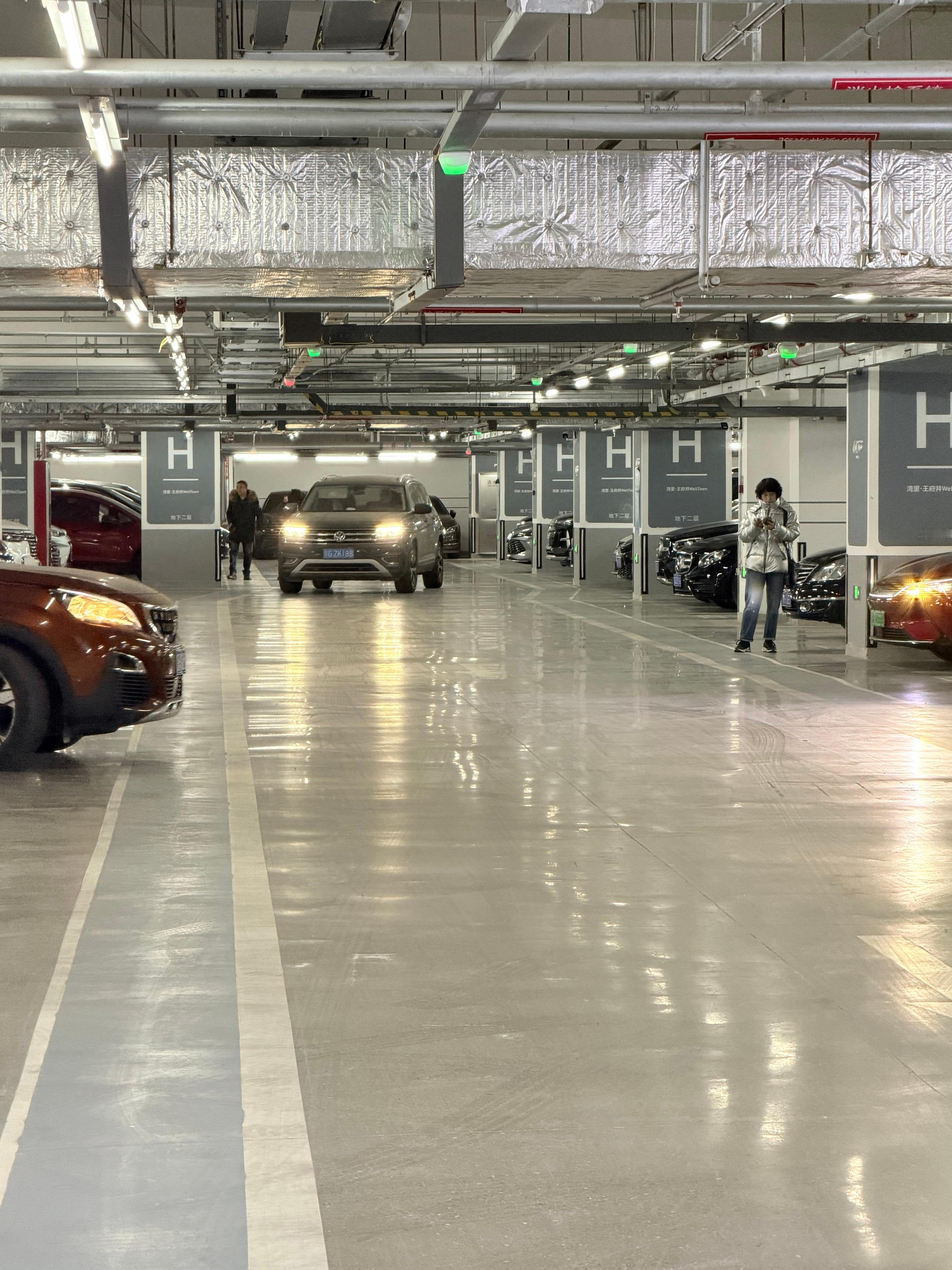 和家人来北京湾里王府井遛弯这家伙真的全是人和车重点这是仅仅刚刚开门～这才是我们年