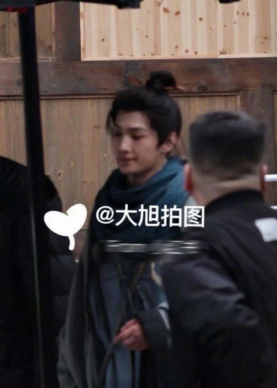 杨洋《不让江山》开拍路透，手肿成这样还在拍，骨折还没好吧