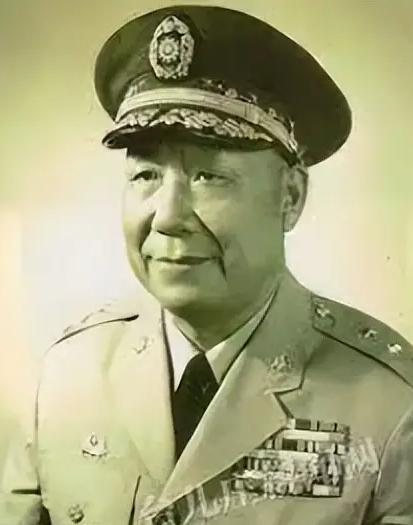 1949年，蒋介石下令刘安祺撤离青岛前炸毁重要设施，可刘安祺非但不执行，还对部下