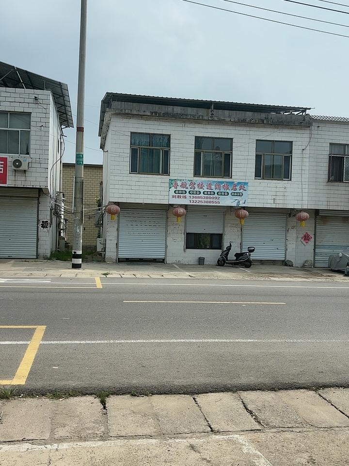 今天天晴了，还是非常热！街上没有一个人，静悄悄的。