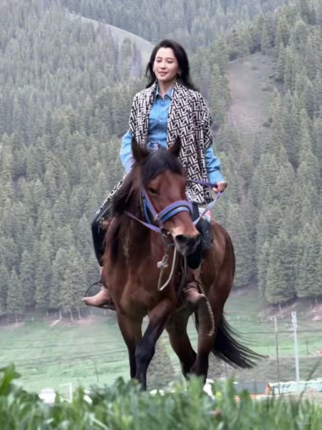 森林北汪峰恋情曝光后首发声，戴5k围巾去骑马，对恋情一事表态！就一个网红 跟汪峰