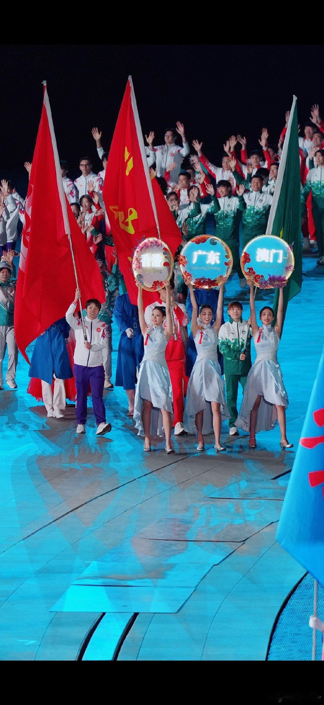 更新社媒，晒照告别十五运“十六载光阴，五次轮回！执旗而立，告别全运！谢谢镜头把我