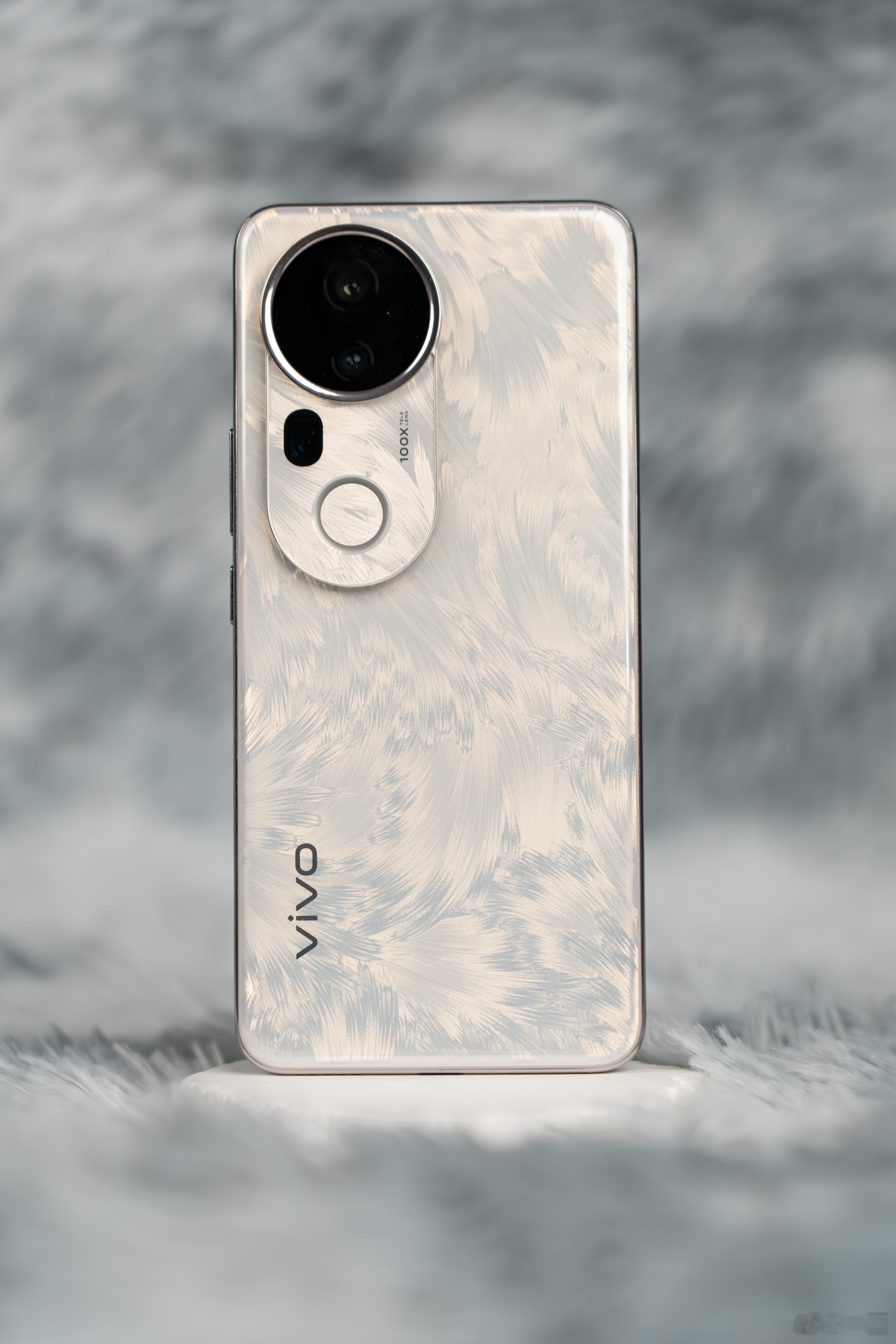 vivo S20 Pro凤羽金金色背盖宛如凤羽轻拂，在光影变化下，每一根凤羽都充