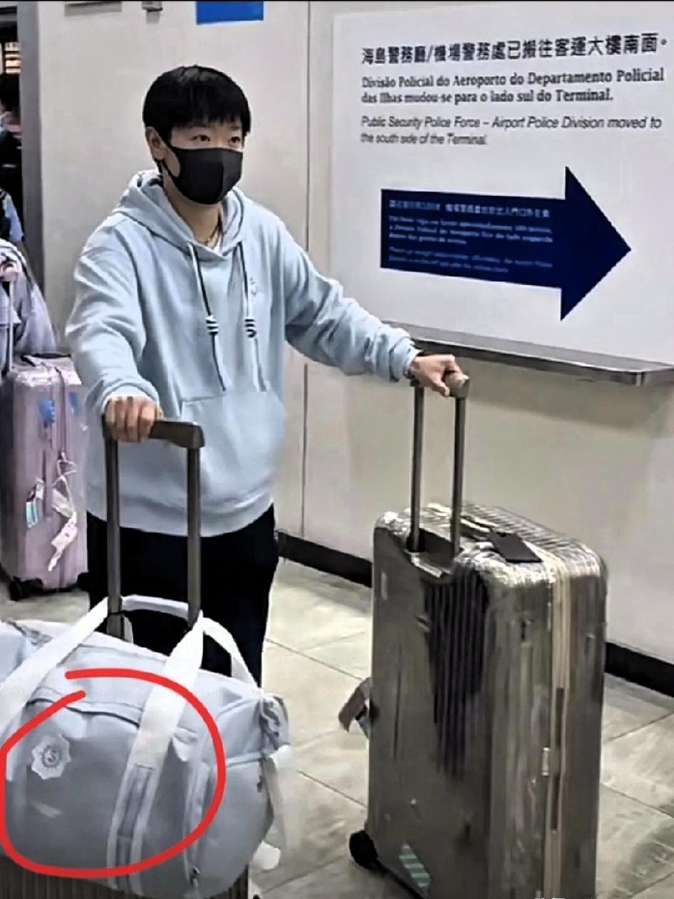 莎莎到澳门了，这次换上了李宁定制的背包，背包上有她专属的“s”和一朵可爱的太阳花