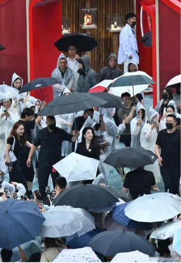 刘亦菲整个团队都穿黑色8月18日，刘亦菲以天梭全球品牌代言人身份亮相成都万象城活