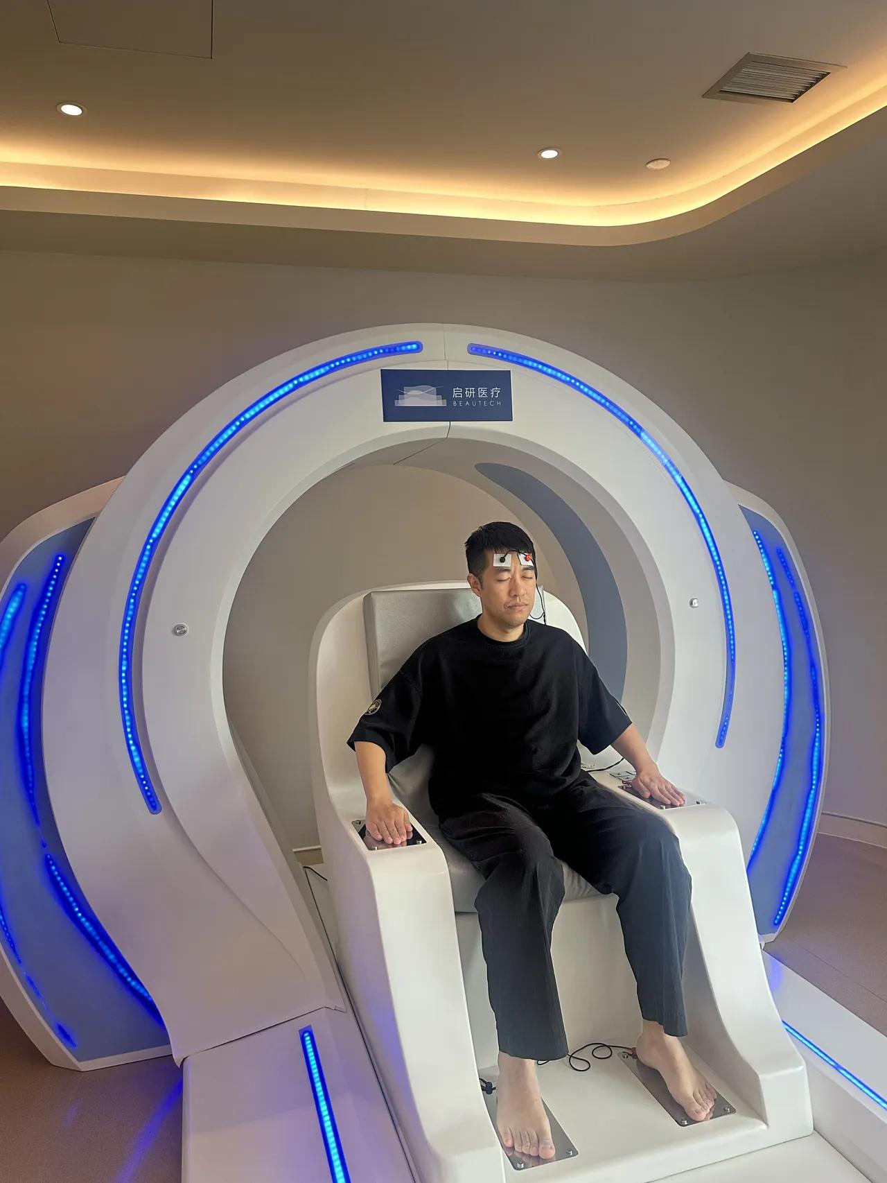 这大哥在干嘛，感觉要飞升！
这个是星空传送门吗？谁知道这是个啥？