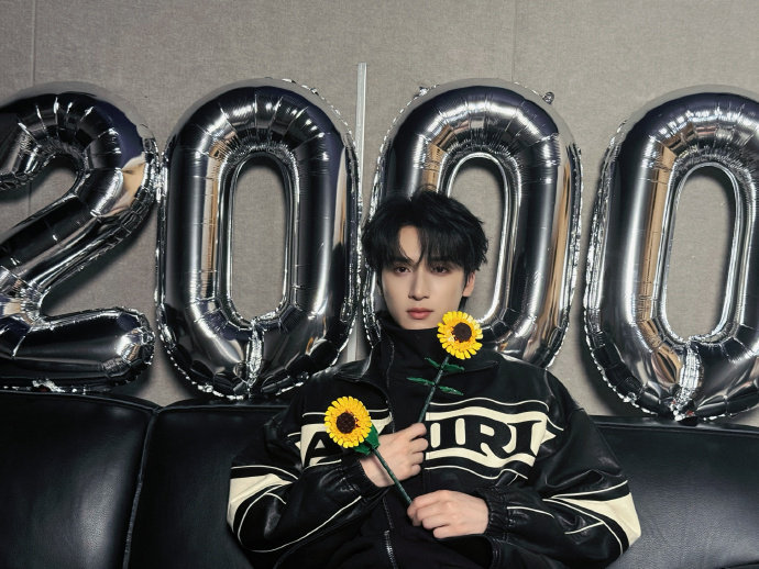 严浩翔粉丝已破2000万严浩翔一觉睡醒新变化 严浩翔一觉睡醒新变化，原来是我们浩