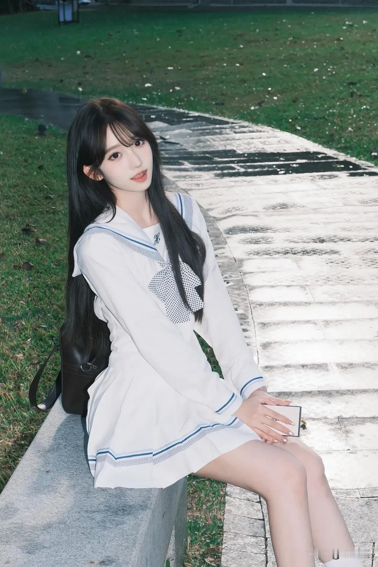 校园风少女，清新甜美，阳光下的美好时光。🌞💕