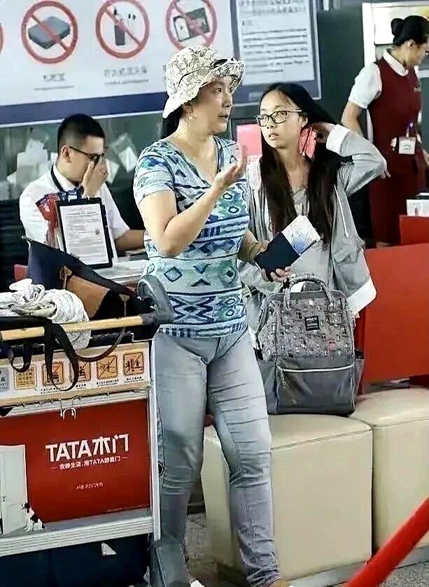 真是一身衣服毁了二十年修炼的气场，这就叫“得罪造型师现场”吧？
 

看着这些平