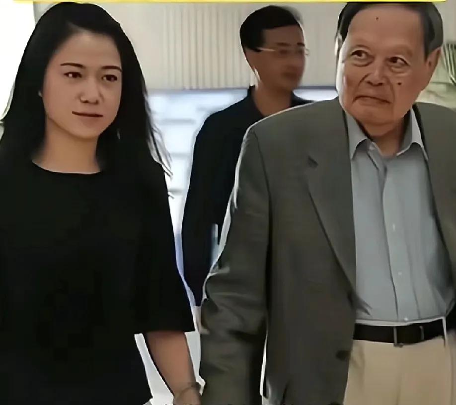 对于翁帆，不查不知道，一查吓一跳，

28岁嫁给82岁的杨振宁，比自己的爸爸妈妈