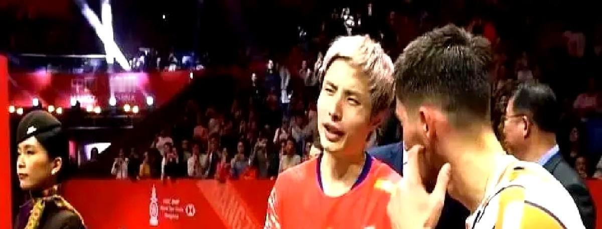 那个曾被石宇奇用法语安慰的对手，反过来在总决赛击败了他。

还记得石宇奇赢了小波