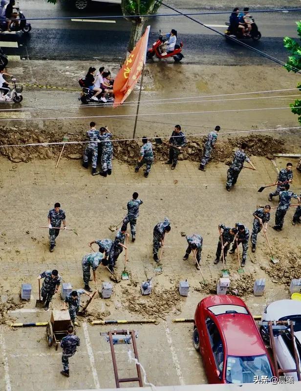 人民子弟兵，在我心中那就是钢铁长城一般的存在。他们是抗洪抢险中的逆行者，像202