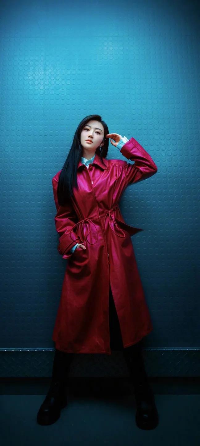 景甜，2005年签约北京星光灿烂公司后，在2007年由张亚东为其打造了首张个人专