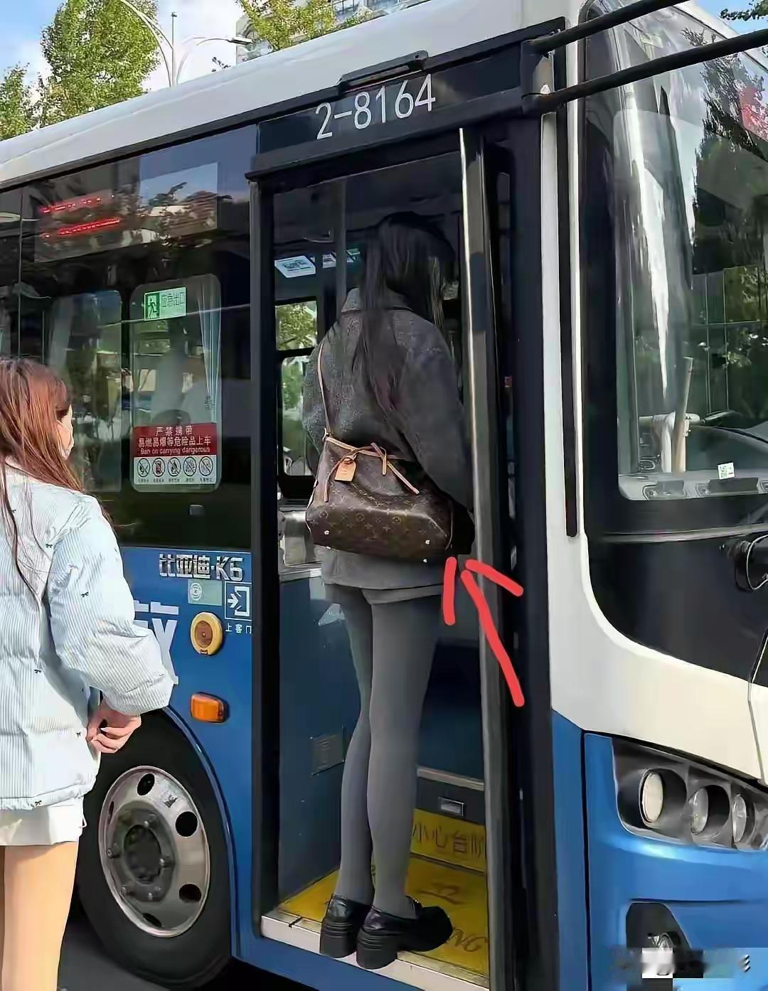 别再用“背LV挤公交”判断女孩虚荣或包是假货了！
这根本不是虚荣，而是现在年轻人