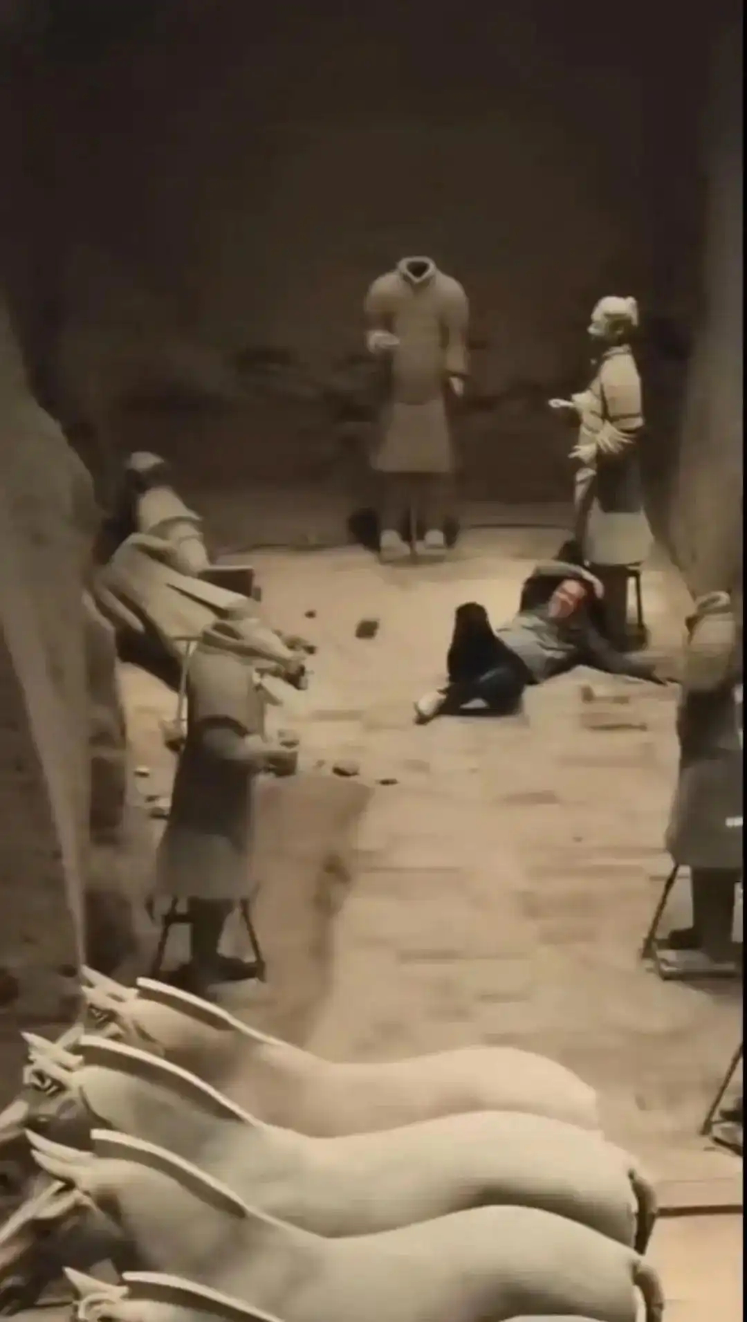 派出所回应男子掉进兵马俑俑坑中 考古学家辛辛苦苦保护的文物，给你这么一跳一推就给