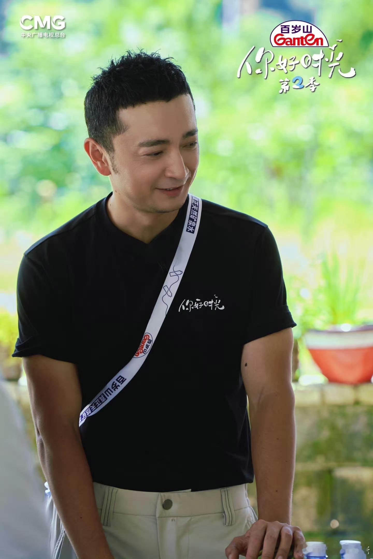 小尼学理发十分钟就敢给人剪尼格买提干起托尼来真的是有模有样的 尼格买提学得十分钟