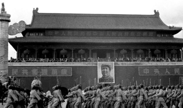 开国大典前夕，总理问主席：“礼炮应当鸣几响呢？”主席想了想说：“就鸣二十八响。”