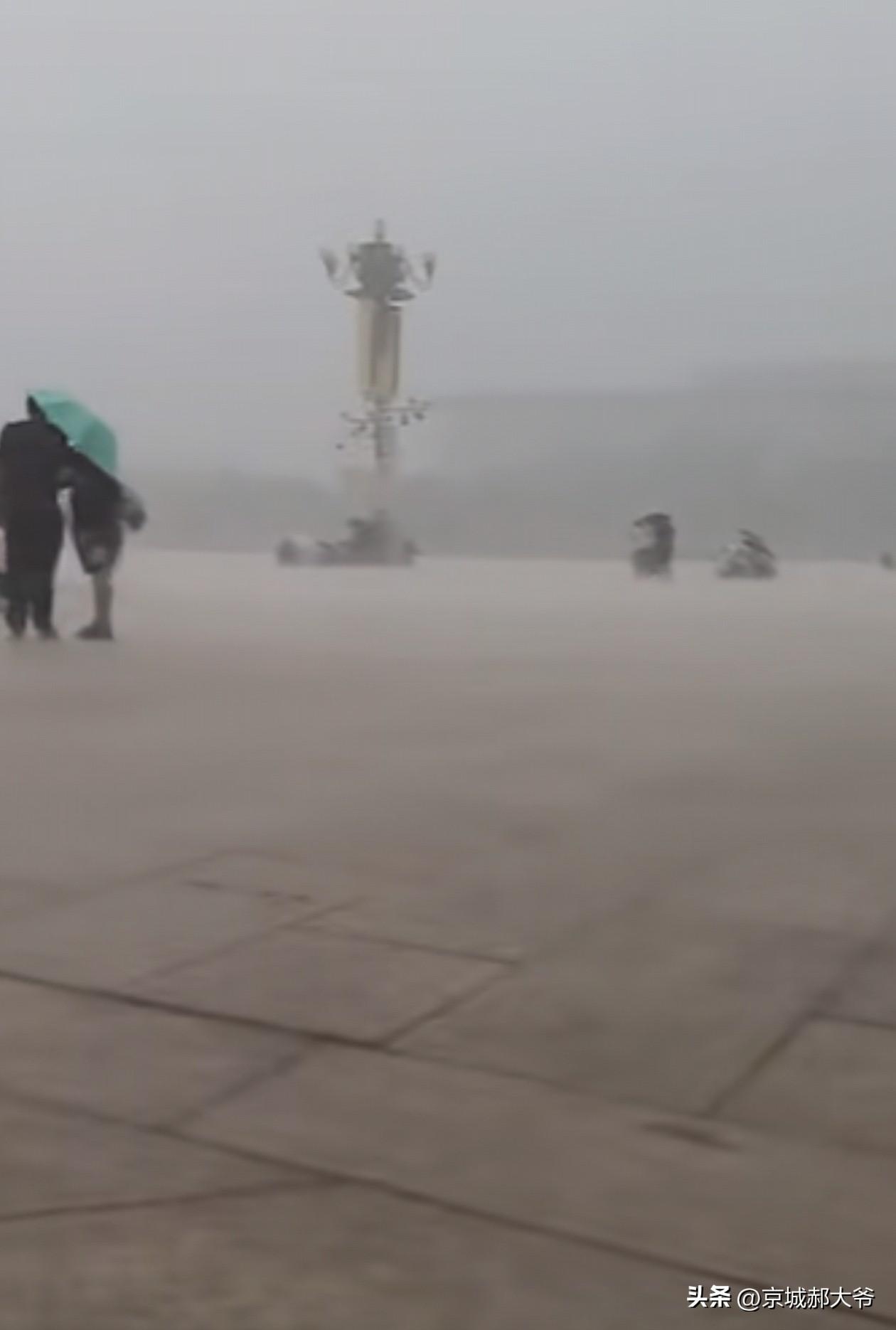 8月7日，北京立秋的第一场秋雨给天安门广场的游客们深深的震撼到了。尤其是远道而来