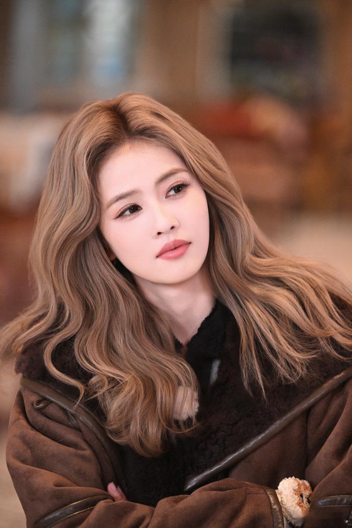 白鹿顶级过肺 笑疯！白鹿这波顶级过肺太绝了，顶着高颜值疯狂整活，综艺感直接拉满，