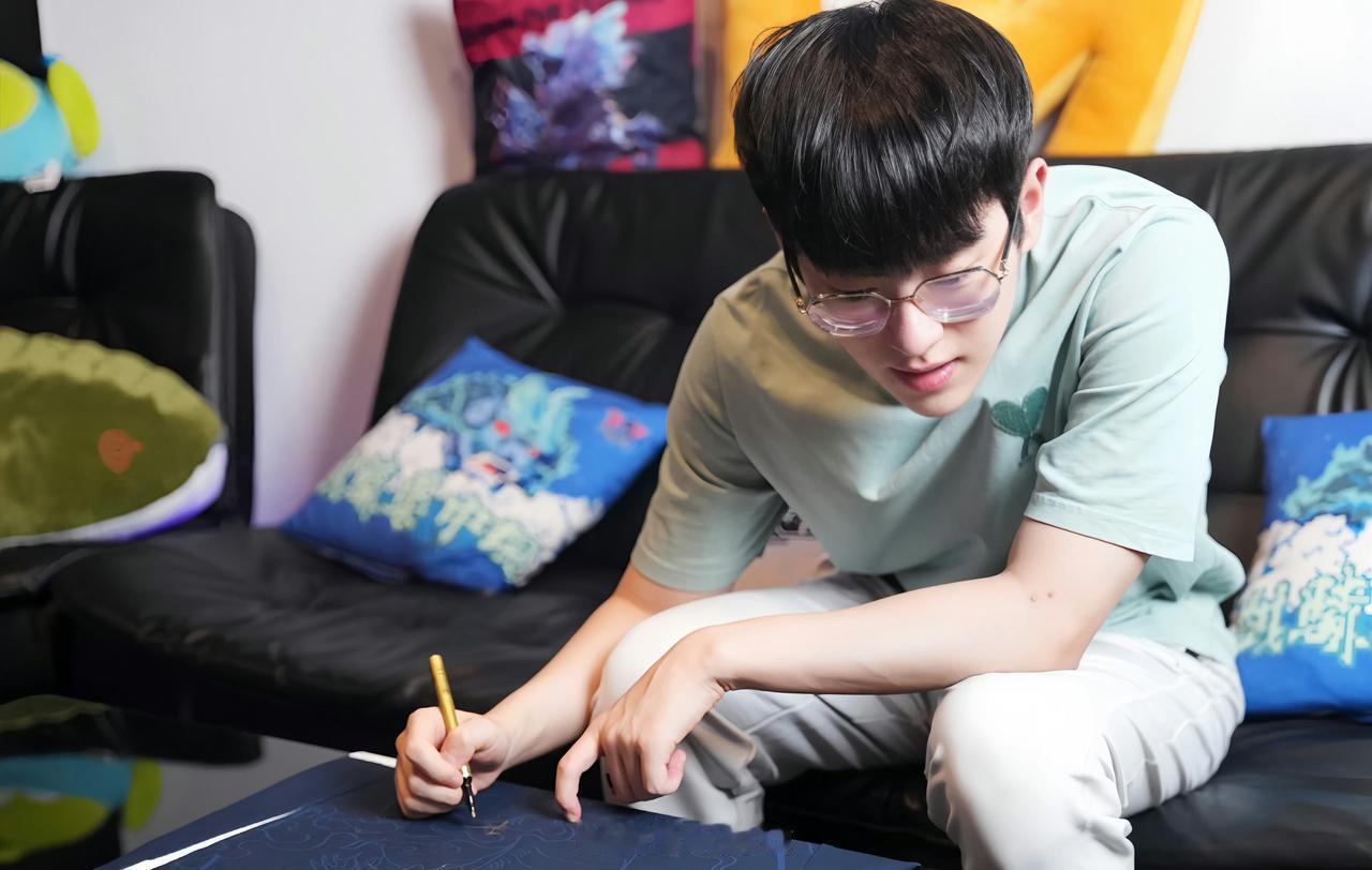 LNG分享日常返图：

[举手]送上认真营业的燦哥

#2024lpl#