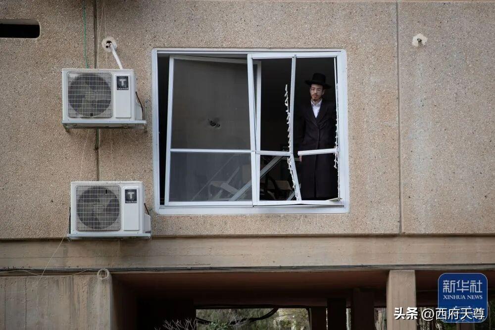 以色列终于也活成了加沙的样子。在拦截敌手导弹失败后，以色列南部城市迪莫纳和阿拉德