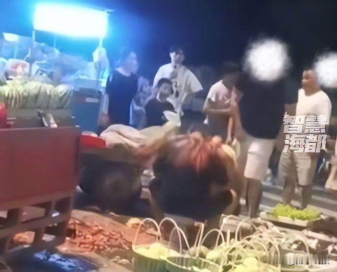 “还好没有还手！”浙江宁波，一家三口挑瓜时用指甲掐瓜皮，瓜摊摊主出言提醒“轻点挑