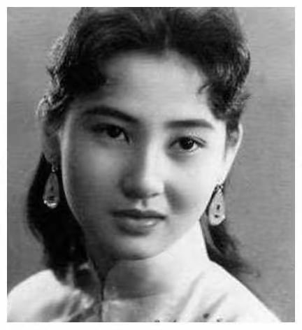 1918年，军阀唐继尧以打麻将的名义，将部下的妻子钱秀芬骗到家中。刚坐到麻将桌上