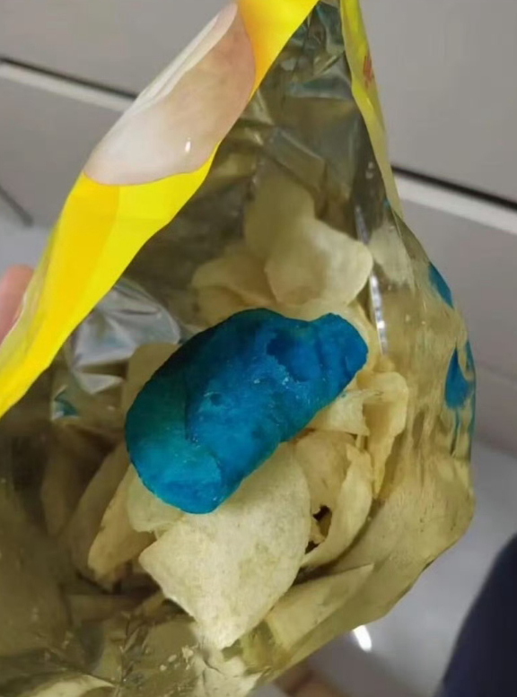 乐事回应薯片中被曝出现蓝色异物乐事这蓝色薯片也太离谱了，网传是质检样品漏出来了 