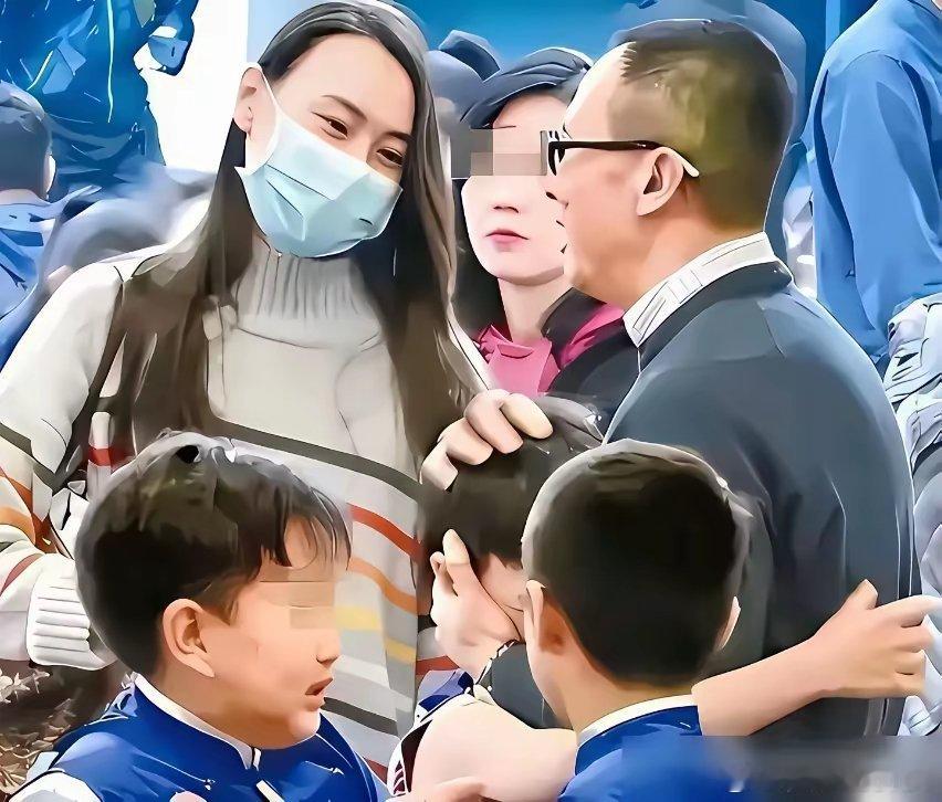 李泽楷9年后第一次见梁洛施没看她一眼，低头帮儿子整理衣服。这一幕发生在2020年