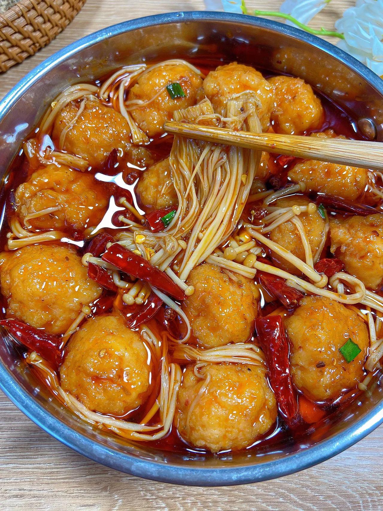 对不起！我停不下来了好麻!好辣!好好吃!
       麻辣水煮虾滑Q弹爽口，吃