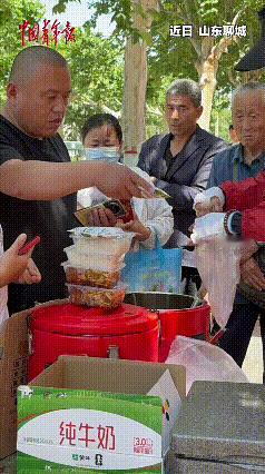 刷到这个视频，心里满是暖意。医院门口一位小伙卖一元盒饭，有肉有菜分量足，还说“挣