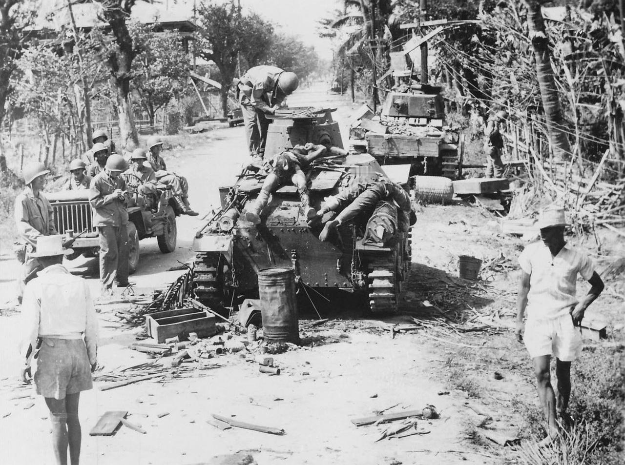 1945年1月29日，菲律宾比纳洛南附近，道路上两辆被击毁的日军坦克，近处是一辆