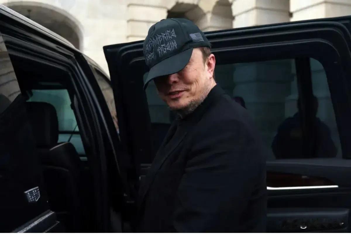 马斯克站队：防止俄罗斯利用Starlink卫星对乌克兰发动打击
洲哥讲时事 当地