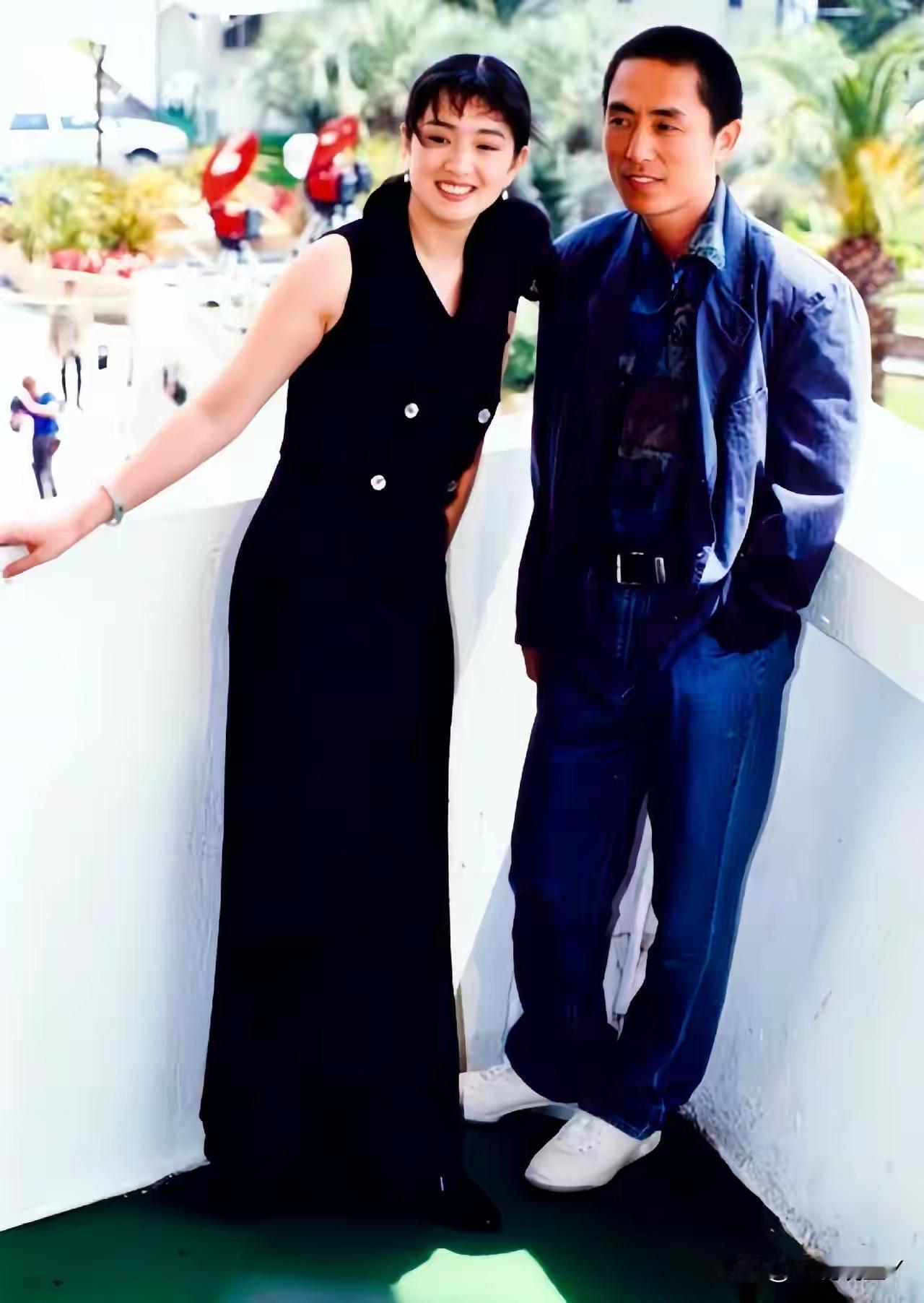 1990年张艺谋和巩俐在戛纳的那张合影，真是太经典了。40岁的张艺谋玉树临风、才