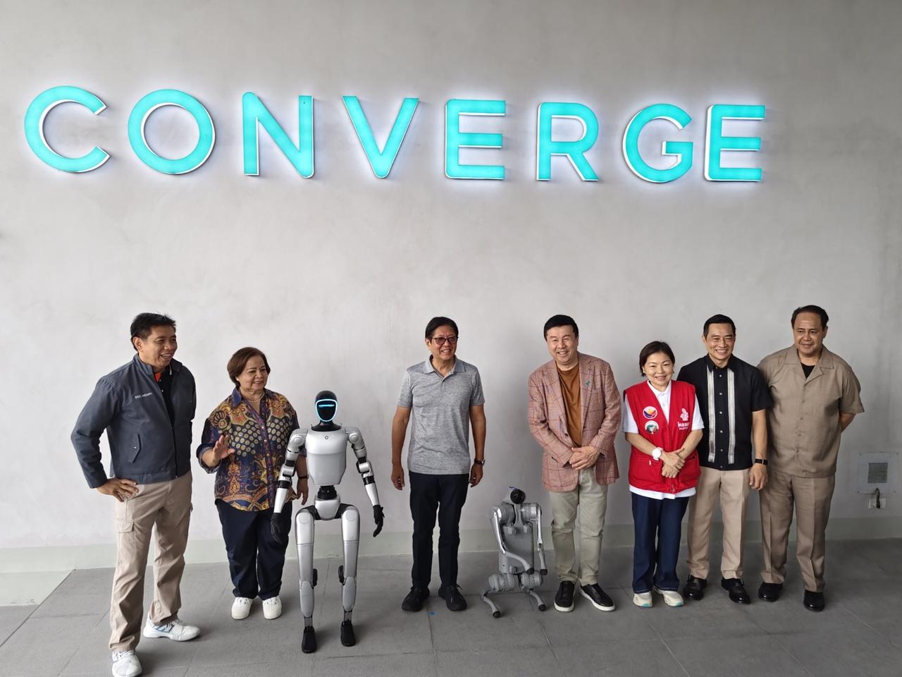 今（24）日上午，菲律宾总统小马科斯在安吉利斯市参观菲律宾电信Converge数