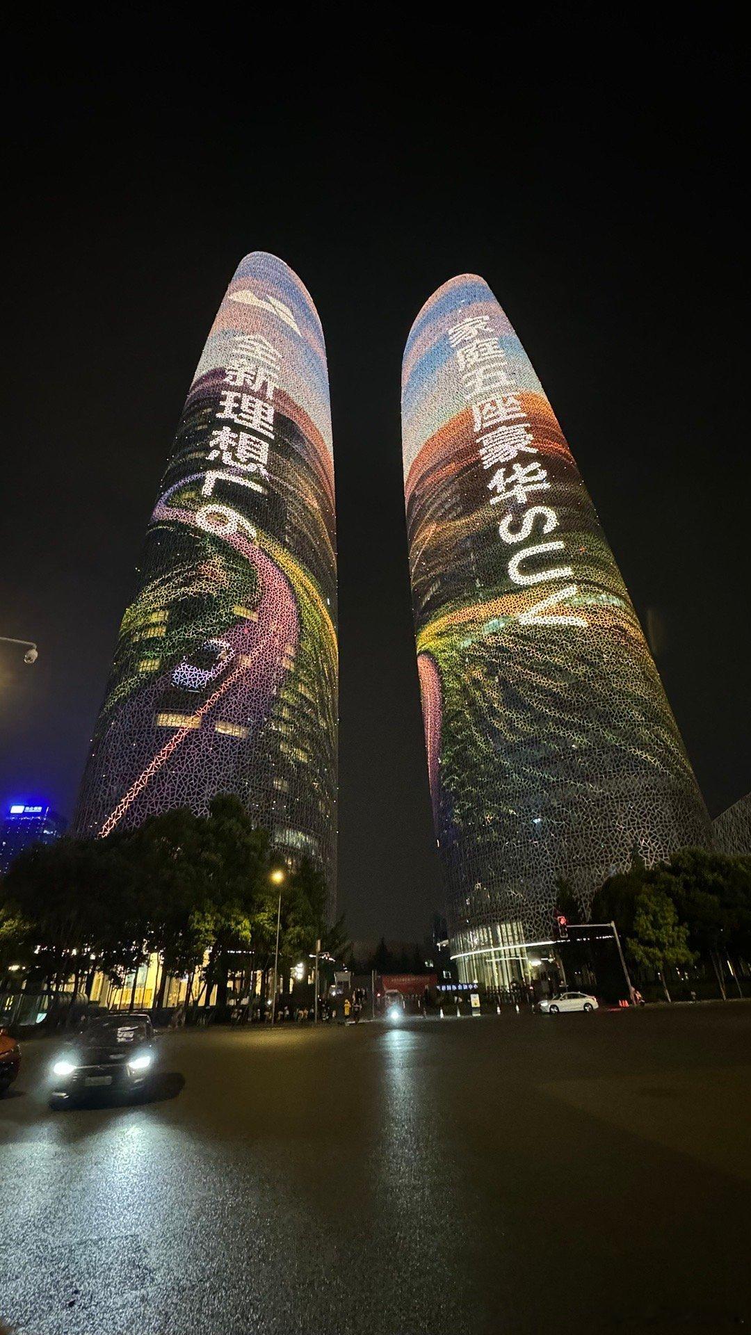 成都双子塔上的理想L6 🆒#汽场全开##理想l6#  ​​​