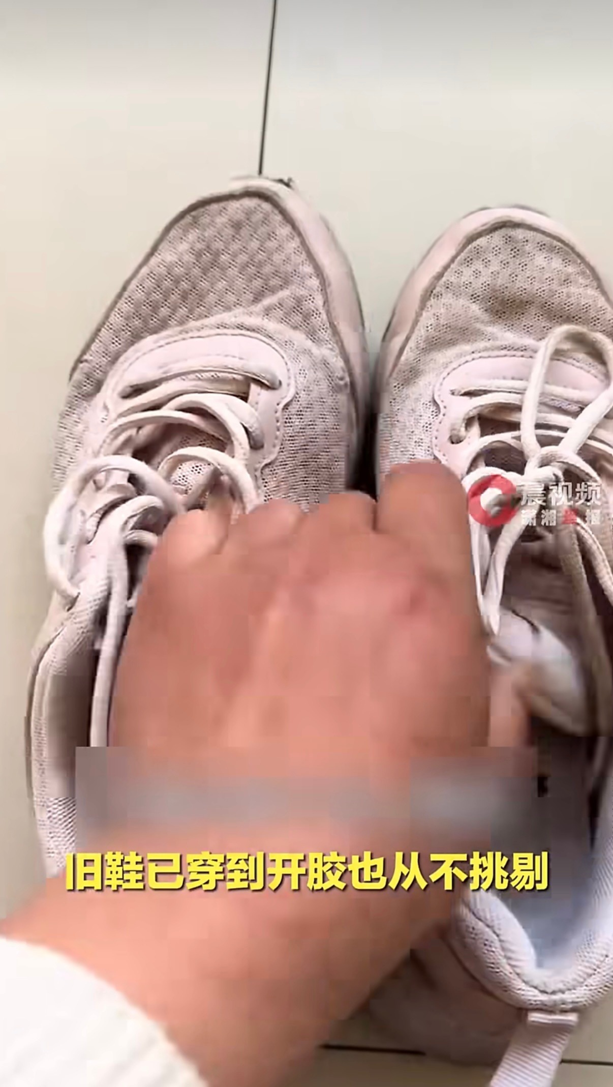 母亲带女儿买鞋在店门口犹豫半小时 看完这条新闻我其实觉得好心酸。普通人的日子，还